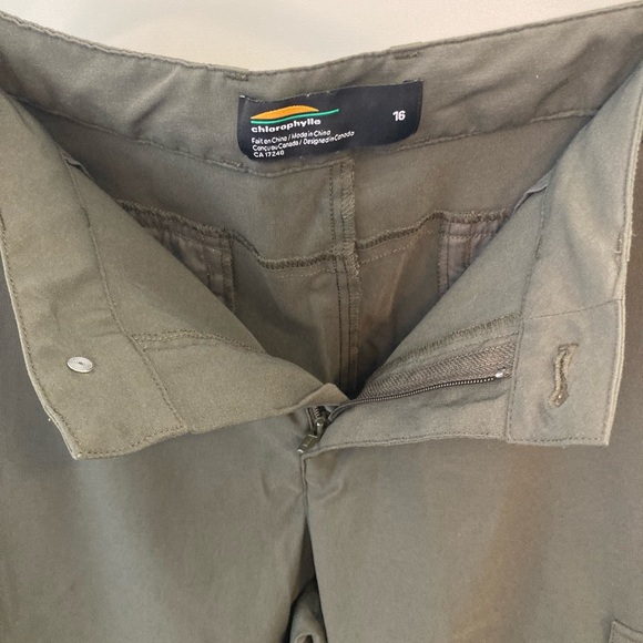 Green Cargo Shorts with Knee Length and Durable Material - Picture 9 of 12